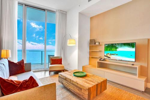 Luxury Beachfront Condo with Ocean view in Hollywood, USA