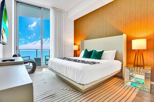 Luxury Beachfront Condo with Ocean view in Hollywood, USA