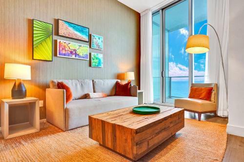 Luxury Beachfront Condo with Ocean view in Hollywood, USA