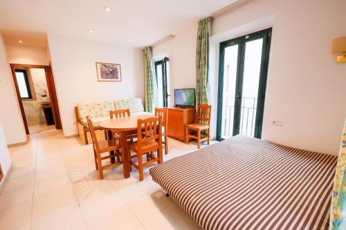 Apartamentos Royal - image 13
