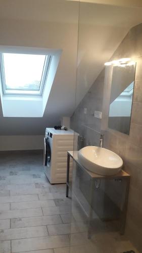 8x8 Tetőtér Apartman - image 3