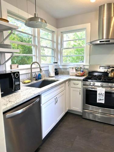 Walk to Beach! Perfect Family Beach Cottage in Gulfport, USA