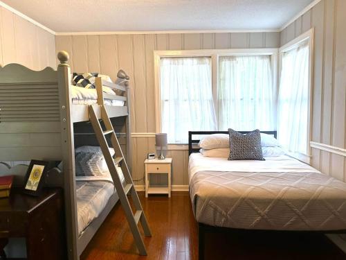 Walk to Beach! Perfect Family Beach Cottage in Gulfport, USA
