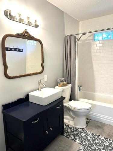 Walk to Beach! Perfect Family Beach Cottage in Gulfport, USA