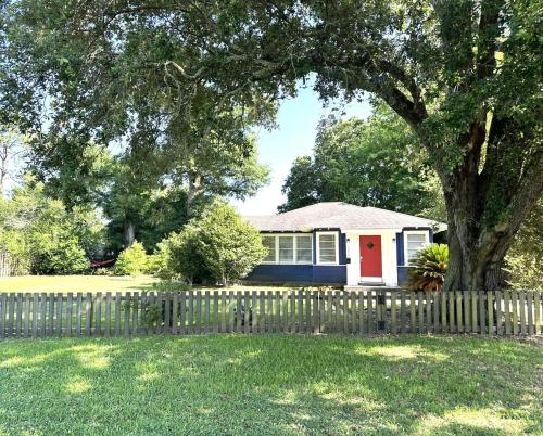 Walk to Beach! Perfect Family Beach Cottage in Gulfport, USA