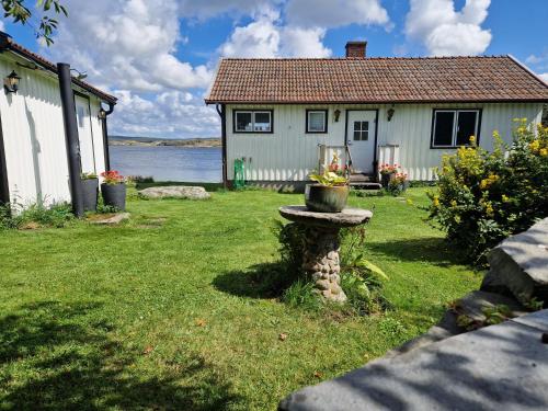 Cabin at the sea close to public beach with a jumpingtower in Höviksnäs