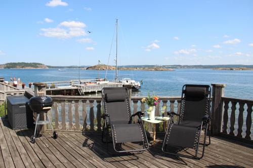 Cabin at the sea close to public beach with a jumpingtower in Höviksnäs