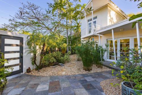 New Hidden Oasis- Waterfall Pool Close to Beach in Key West, USA