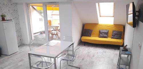 8x8 Tetőtér Apartman - image 4