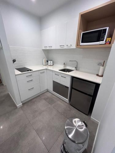 Location, location, location - modern studio, Brisbane (photo 2)