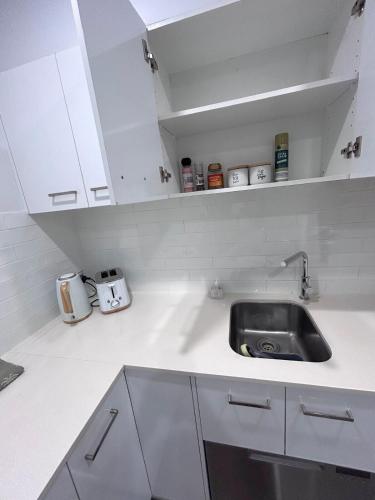 Location, location, location - modern studio, Brisbane (photo 5)