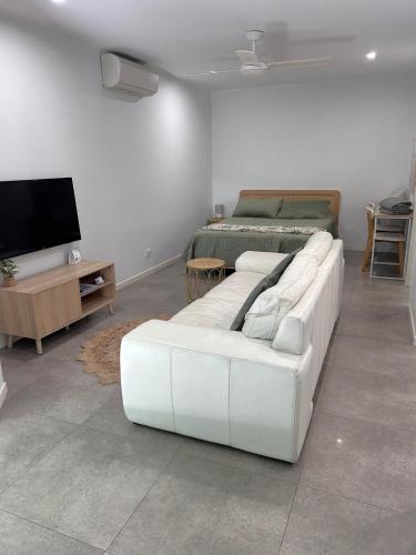 Location, location, location - modern studio, Brisbane (photo 3)