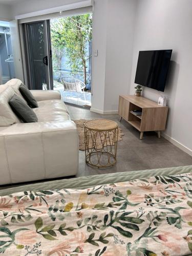 Location, location, location - modern studio, Brisbane (photo 8)