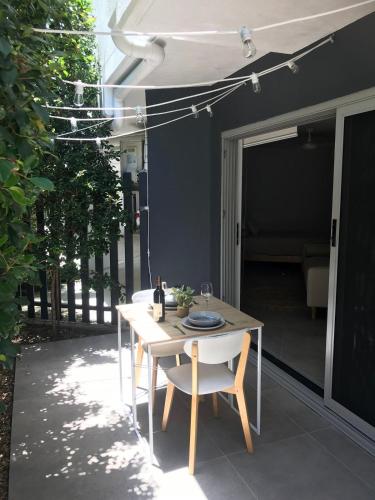 Location, location, location - modern studio, Brisbane (photo 10)