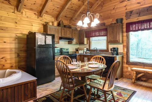 Fawn Cabin, 1 Bedroom, Sleeps 4, Hot Tub, Private, Pets, Gas Fireplace in Gatlinburg, USA