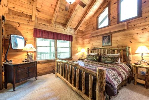 Fawn Cabin, 1 Bedroom, Sleeps 4, Hot Tub, Private, Pets, Gas Fireplace in Gatlinburg, USA