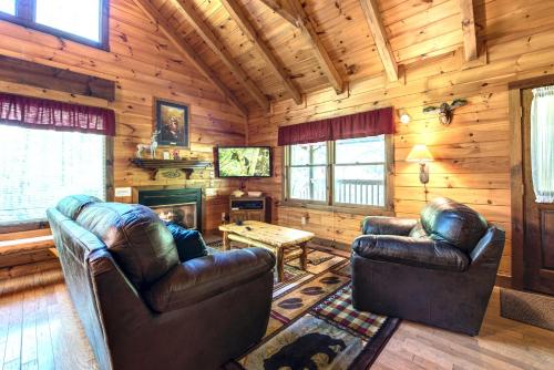 Fawn Cabin, 1 Bedroom, Sleeps 4, Hot Tub, Private, Pets, Gas Fireplace in Gatlinburg, USA