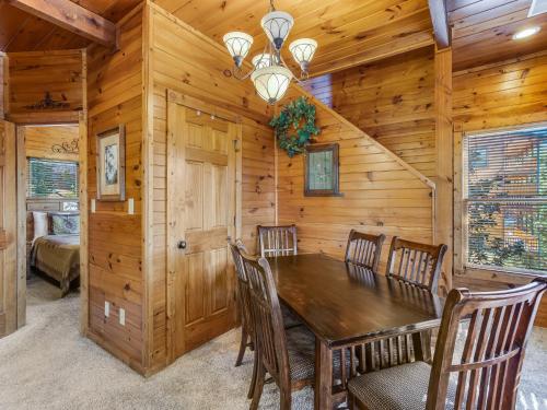 Heavens View, 2 Bedrooms, Sleeps 10, Hot Tub, Pool Table, Arcade, Jacuzzi in Gatlinburg, USA