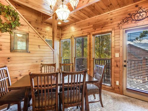 Heavens View, 2 Bedrooms, Sleeps 10, Hot Tub, Pool Table, Arcade, Jacuzzi in Gatlinburg, USA