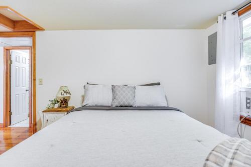 Pet-Friendly Cabin with Dock and Lake Views in Edwards