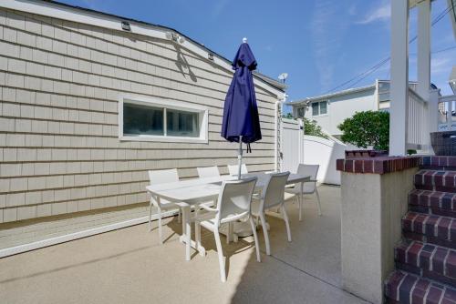 Ventnor City Retreat about 1 Block To Boardwalk! in Ventnor City, USA