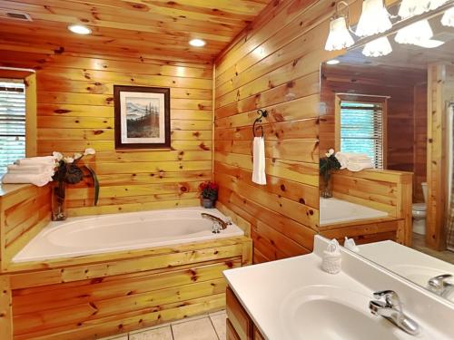 Apple Bear Lodge 4 Bedrooms Sleeps 18 Jacuzzis Pool Table Hot Tub - image 6