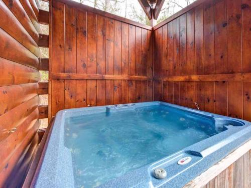 Standing Bear Lodge 5 Bedrooms Sleeps 18 Pool Table Air Hockey Hot Tub - image 11