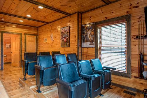 Standing Bear Lodge 5 Bedrooms Sleeps 18 Pool Table Air Hockey Hot Tub - image 9