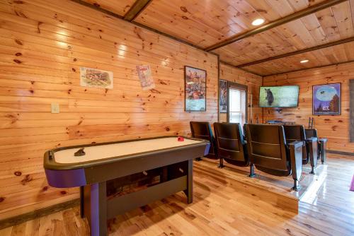 Standing Bear Lodge 5 Bedrooms Sleeps 18 Pool Table Air Hockey Hot Tub - image 11