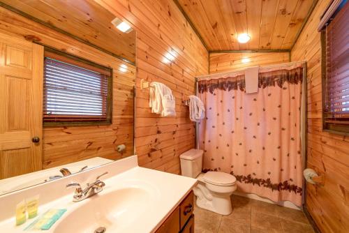 Standing Bear Lodge 5 Bedrooms Sleeps 18 Pool Table Air Hockey Hot Tub - image 13