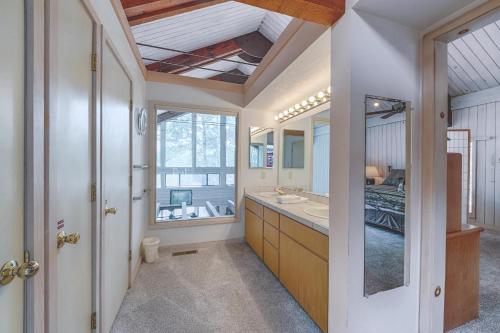 Alto Chalet 3 Bedrooms Sleeps 6 Hot Tub Media Room Jetted Tub - image 6