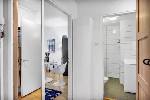 Design District w King Bed, Netflix, tram and bus nearby