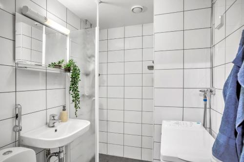 Design District w King Bed, Netflix, tram and bus nearby