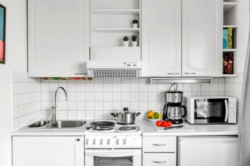 Design District w King Bed, Netflix, tram and bus nearby near Löyly