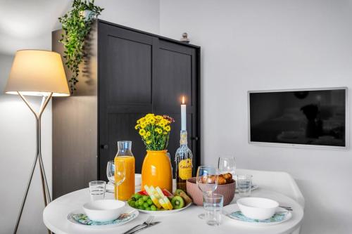 Design District w King Bed, Netflix, tram and bus nearby near Löyly