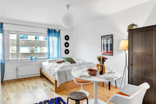 Design District w King Bed, Netflix, tram and bus nearby near Löyly