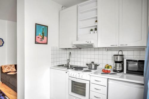 Design District w King Bed, Netflix, tram and bus nearby near Löyly