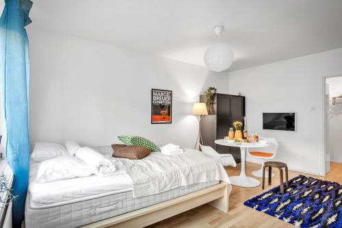 Design District w King Bed, Netflix, tram and bus nearby near Löyly