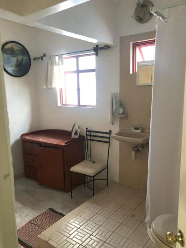 حمام, Casa de descanso con alberca y billar en Cuernavaca in Delicias