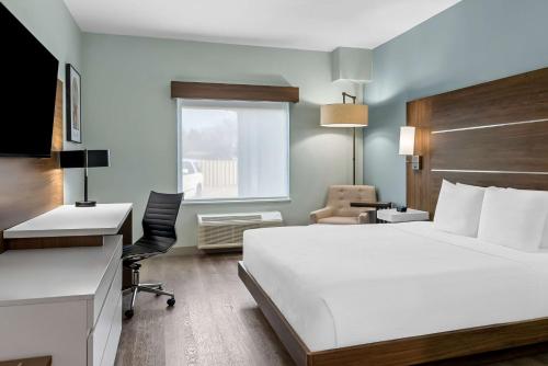 King Room with Mobility Accessible Walk In Shower - Non-Smoking