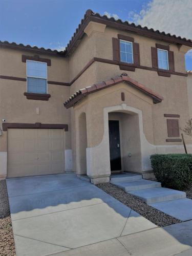 Beautiful 2 story home 20 minutes from the strip