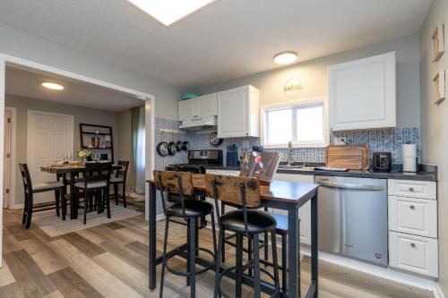 Lakeside Serenity Your Perfect Getaway Gallatin - image 9