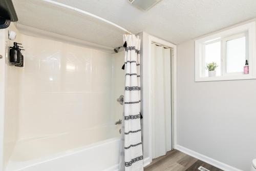 Lakeside Serenity Your Perfect Getaway Gallatin - image 12