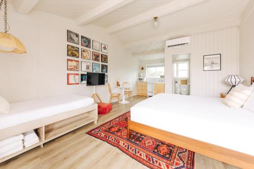 1 king bed, 1 twin bed
