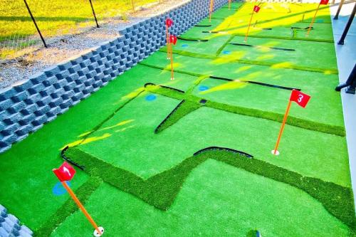 Minigolfa laukums, Mini Golf Getaway in Charlwood