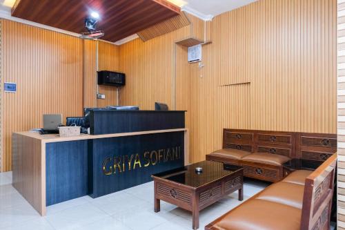 Lobby, RedDoorz Syariah near Stasiun Gubeng 2 near Blockbuster Museum Surabaya