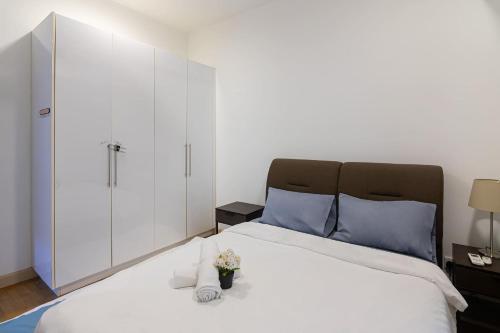 Chic High-Floor 3BR Apt in Bukit Bintang - image 5