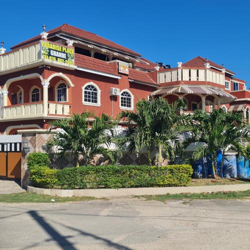 Vista exterior, Paradise place grande single roof top room in Claremont