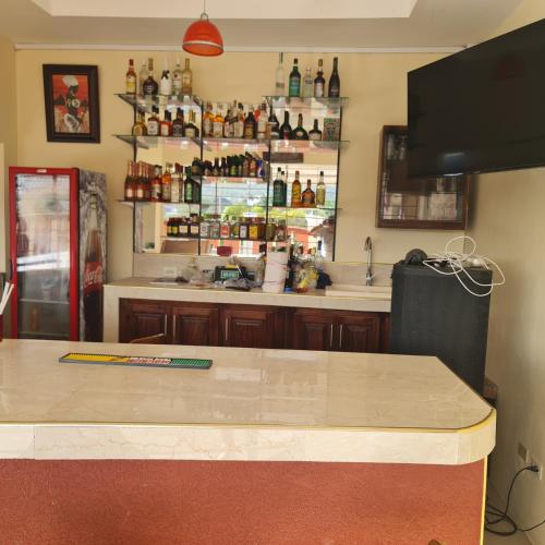 Bar/ Salón, Paradise place grande single roof top room in Claremont