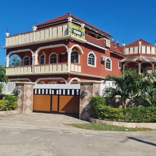 Vista exterior, Paradise place grande single roof top room in Claremont